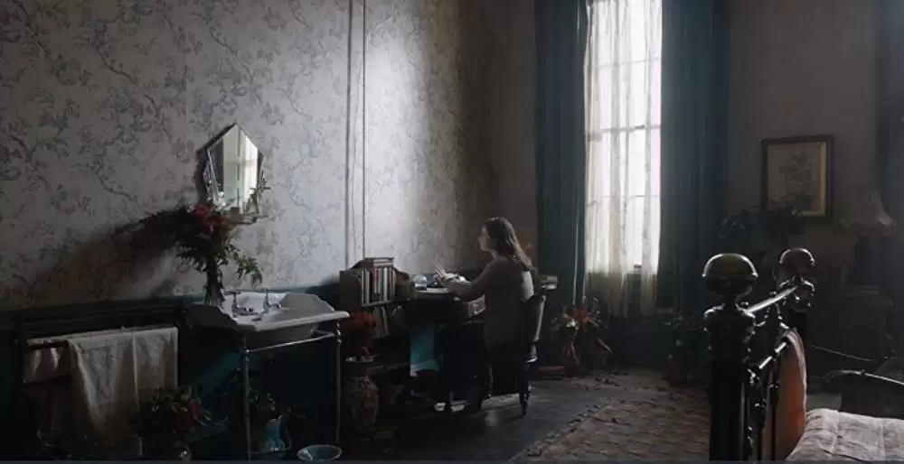 「ガーンジー島の読書会の秘密」リリー・ジェームズの画像