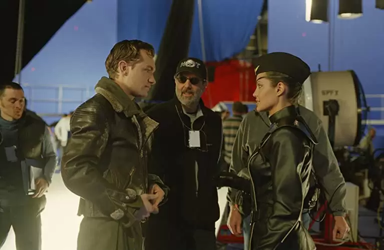 「スカイキャプテン ワールド・オブ・トゥモロー」ジュード・ロウ & ジョン・アブネット & アンジェリーナ・ジョリーの画像