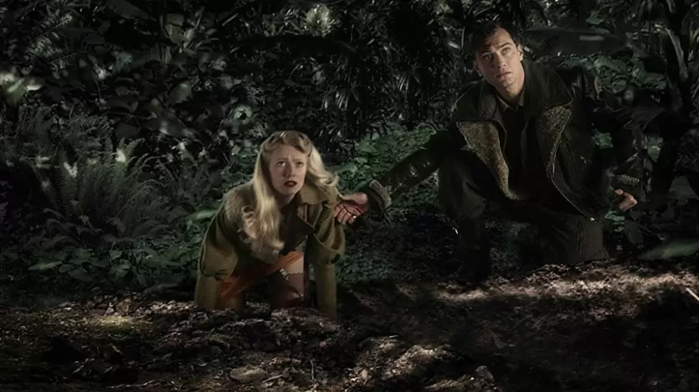 「スカイキャプテン ワールド・オブ・トゥモロー」ジュード・ロウ & グウィネス・パルトロウの画像