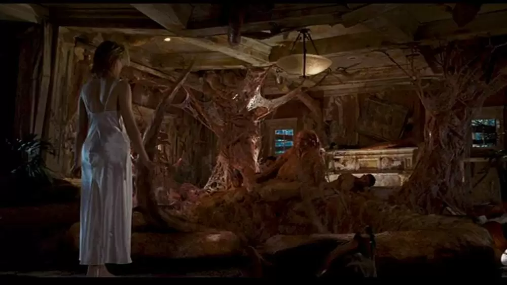 「スリザー」エリザベス・バンクス & マイケル・ルーカーの画像