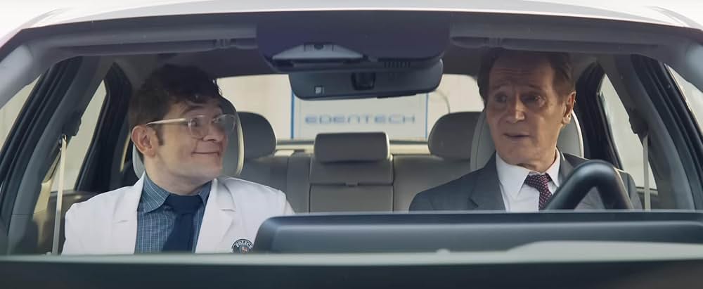 裸の銃を持つ男の画像