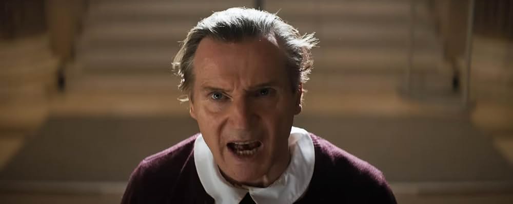 裸の銃を持つ男の画像