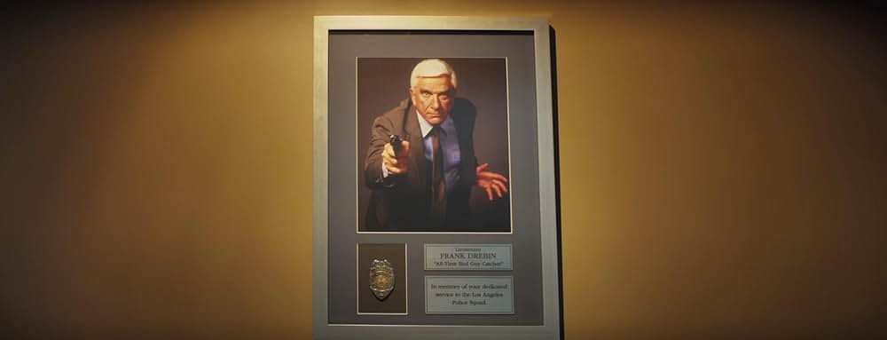 裸の銃を持つ男の画像