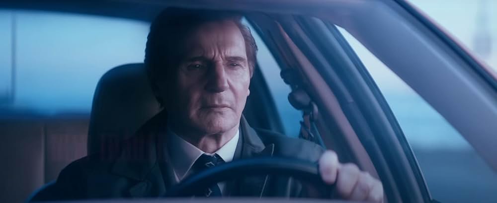 裸の銃を持つ男の画像