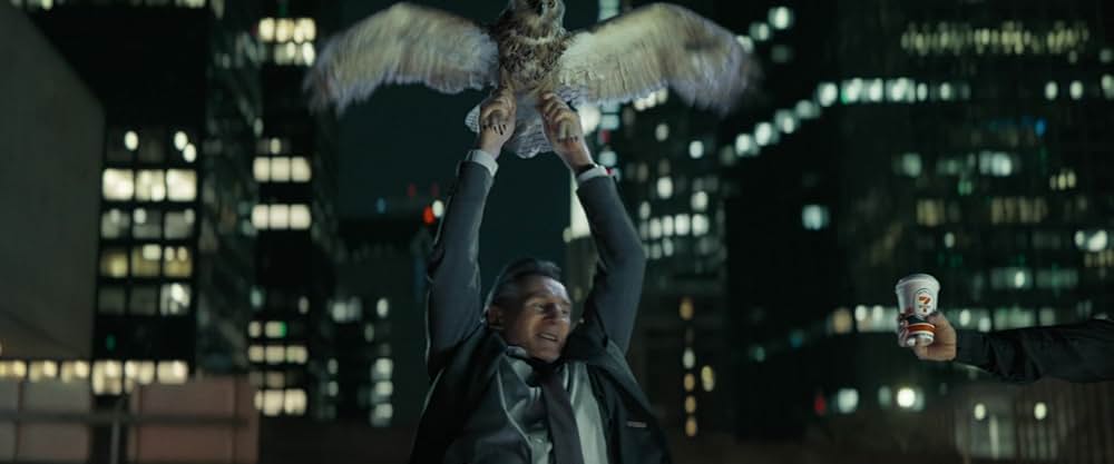 裸の銃を持つ男の画像