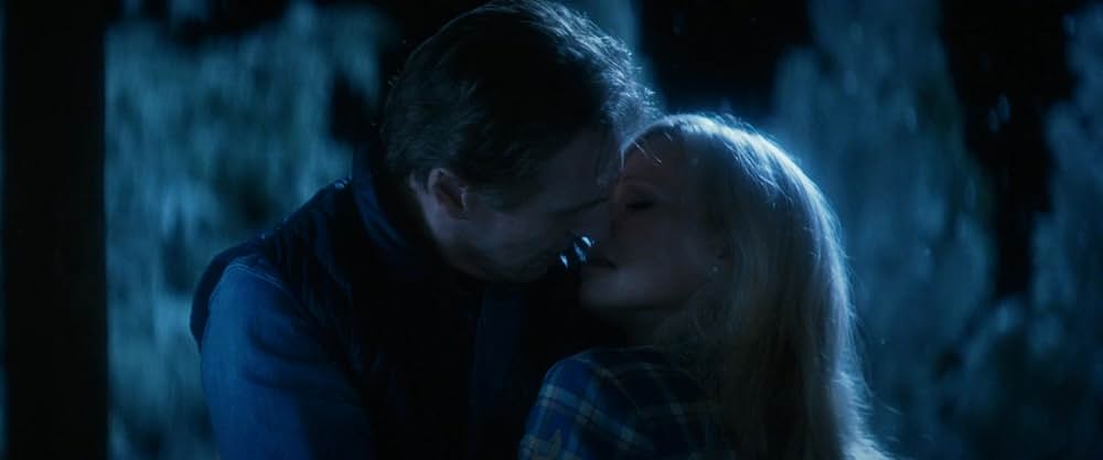 裸の銃を持つ男の画像