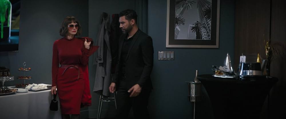 裸の銃を持つ男の画像