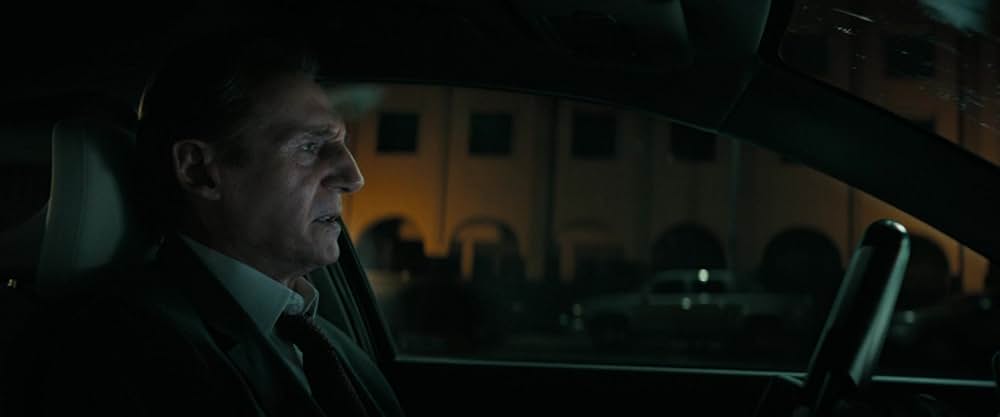 裸の銃を持つ男の画像