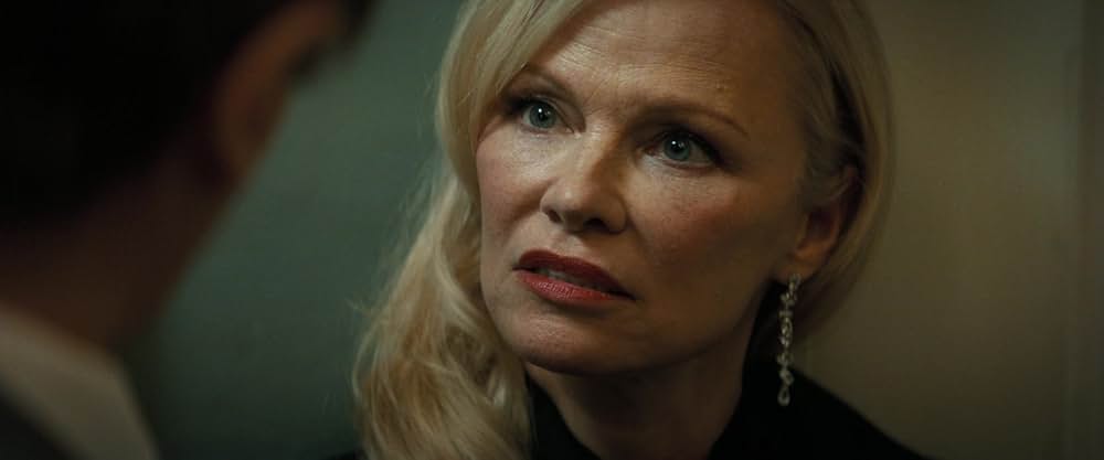 裸の銃を持つ男の画像