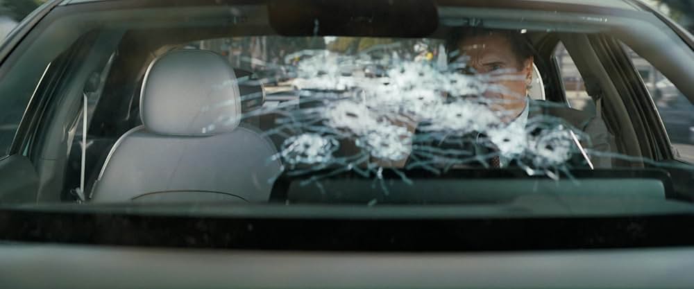 裸の銃を持つ男の画像