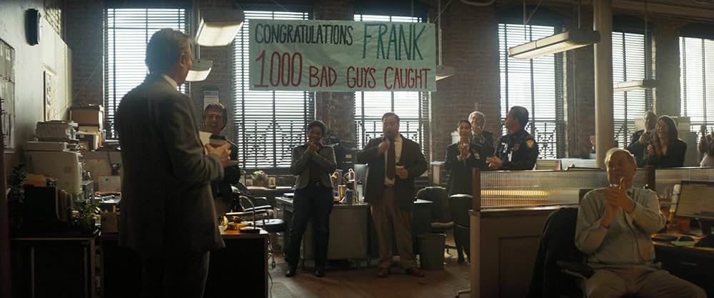 裸の銃を持つ男の画像