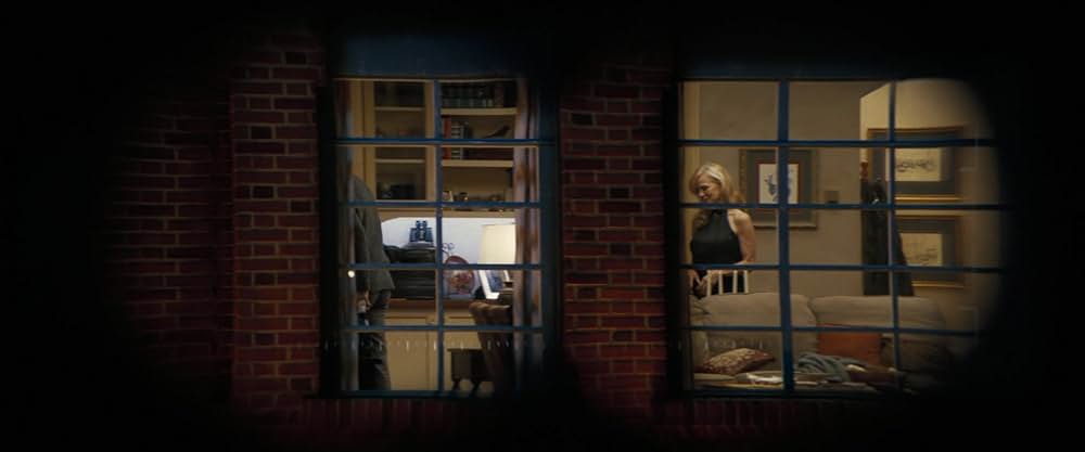 裸の銃を持つ男の画像