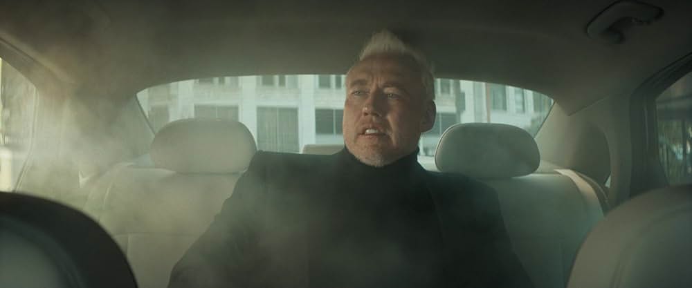 裸の銃を持つ男の画像