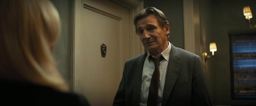 裸の銃を持つ男の画像