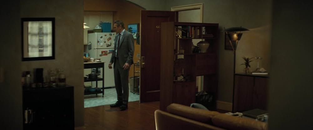 裸の銃を持つ男の画像