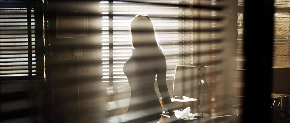 裸の銃を持つ男の画像