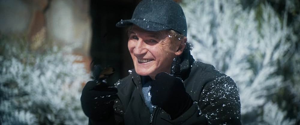 裸の銃を持つ男の画像