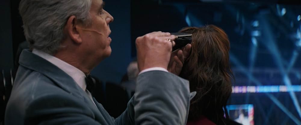 裸の銃を持つ男の画像