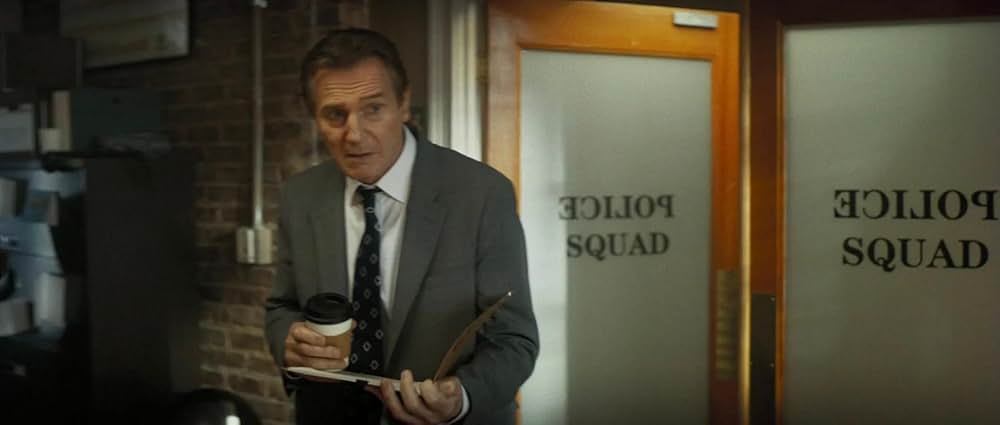 裸の銃を持つ男の画像