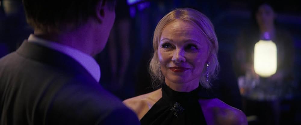 裸の銃を持つ男の画像