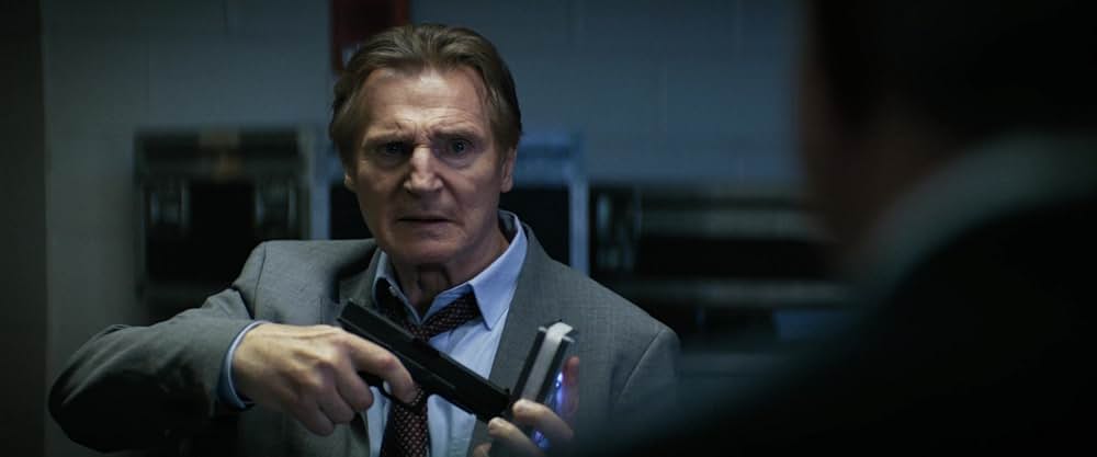 裸の銃を持つ男の画像