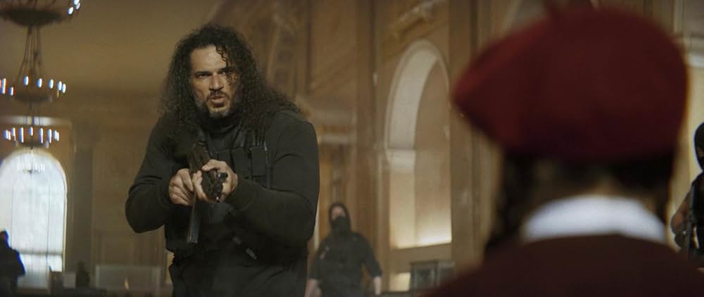 裸の銃を持つ男の画像