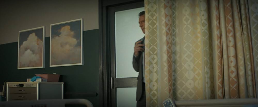 裸の銃を持つ男の画像