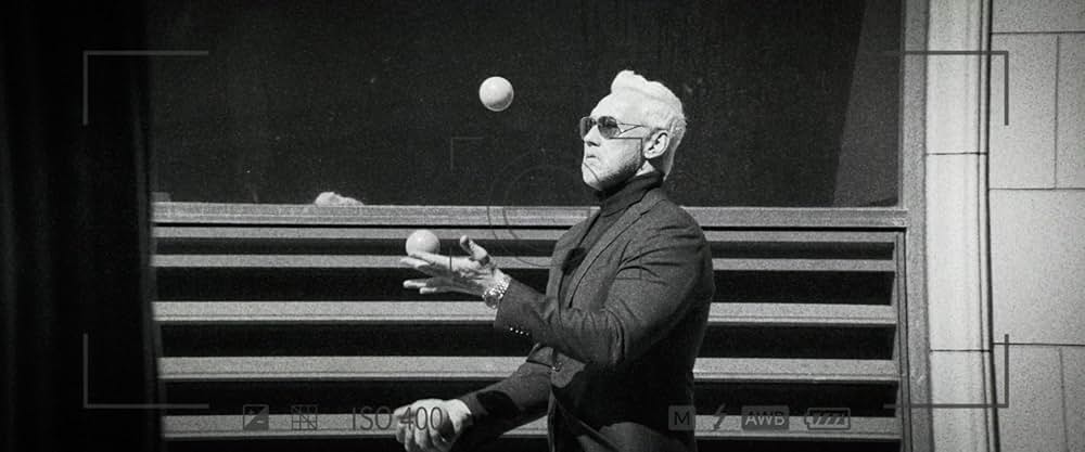 裸の銃を持つ男の画像