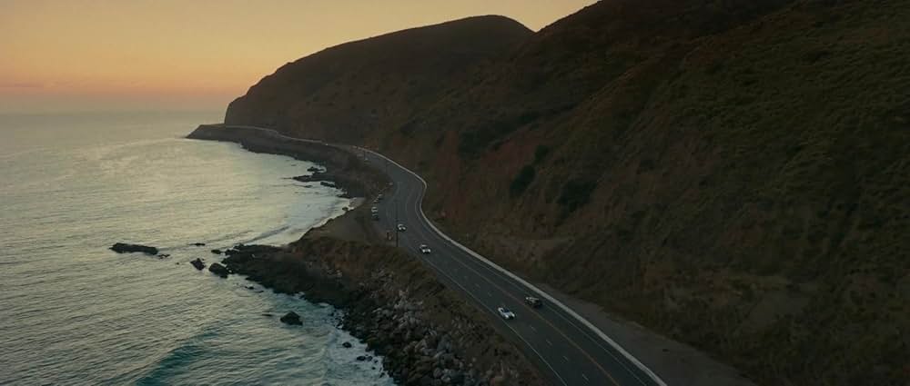 裸の銃を持つ男の画像