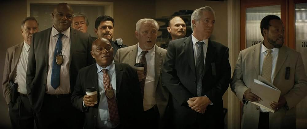 裸の銃を持つ男の画像