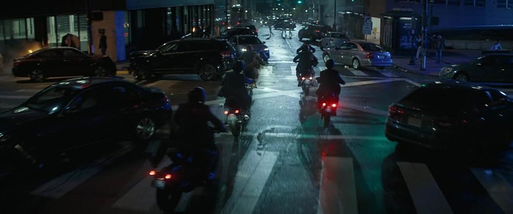 裸の銃を持つ男の画像