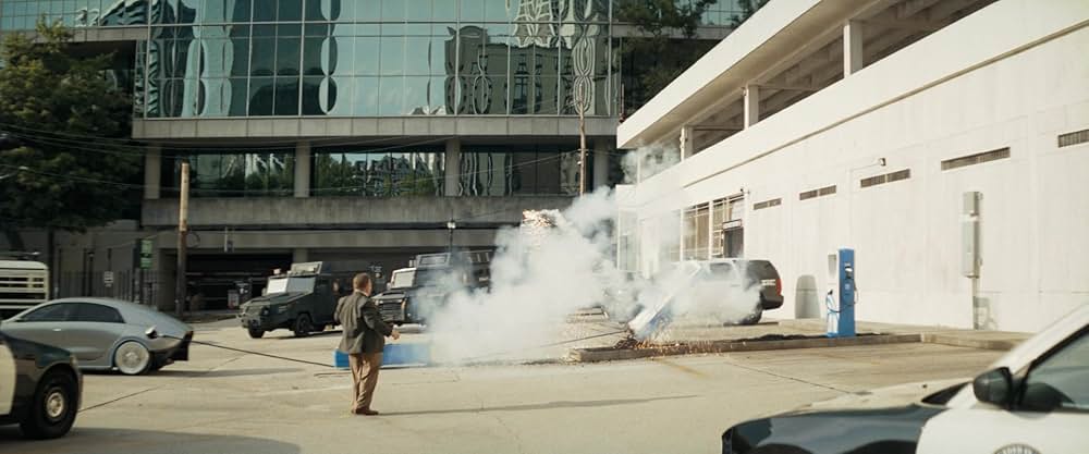 裸の銃を持つ男の画像