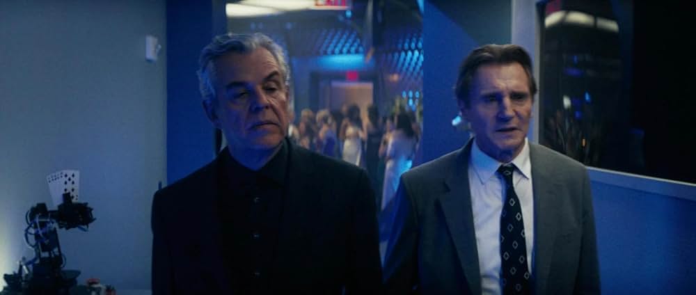 裸の銃を持つ男の画像