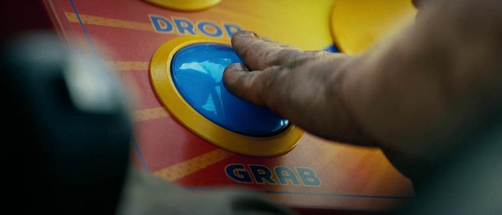 裸の銃を持つ男の画像