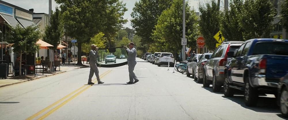裸の銃を持つ男の画像