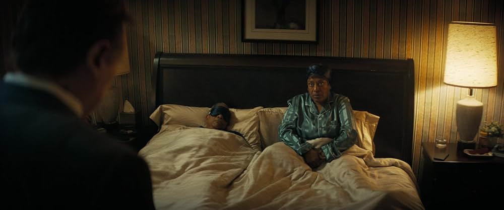 裸の銃を持つ男の画像