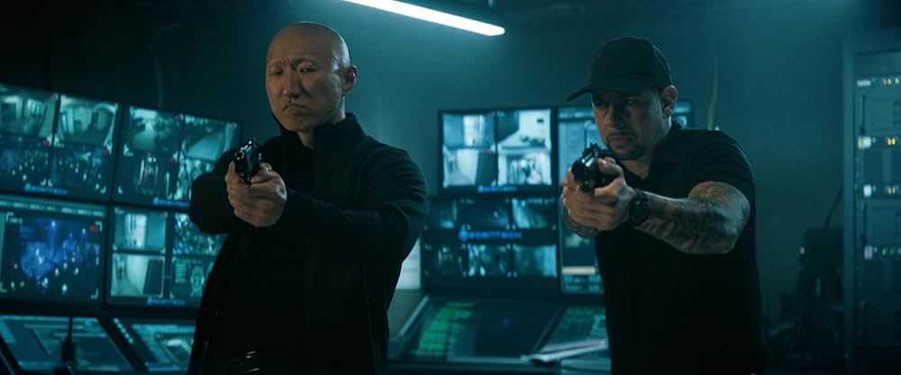 裸の銃を持つ男の画像