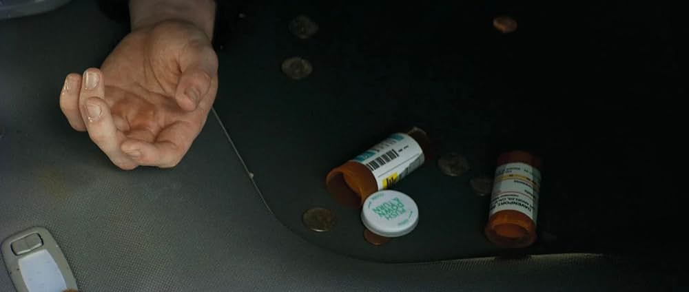 裸の銃を持つ男の画像