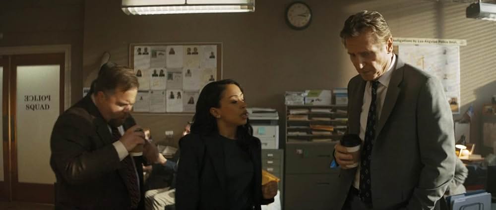 裸の銃を持つ男の画像