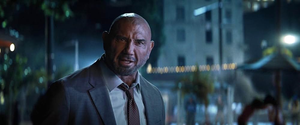 裸の銃を持つ男の画像