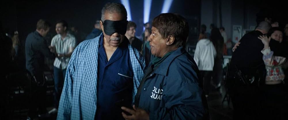 裸の銃を持つ男の画像