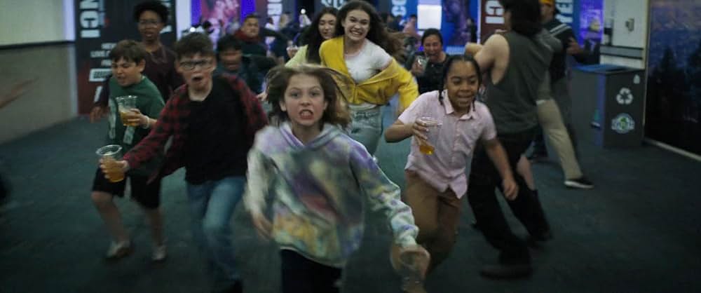 裸の銃を持つ男の画像