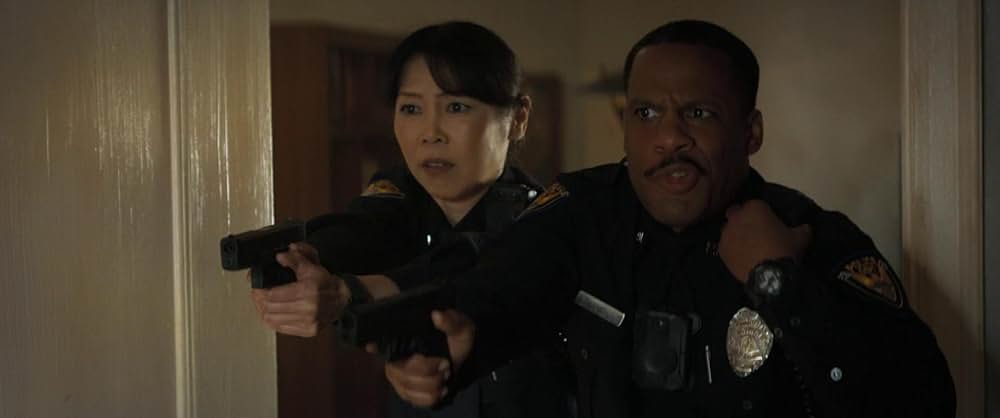 裸の銃を持つ男の画像