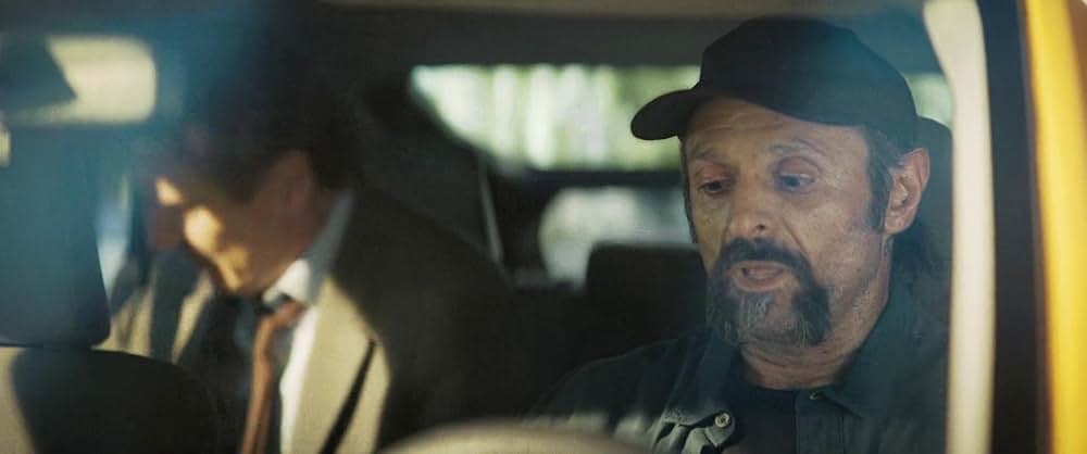 裸の銃を持つ男の画像