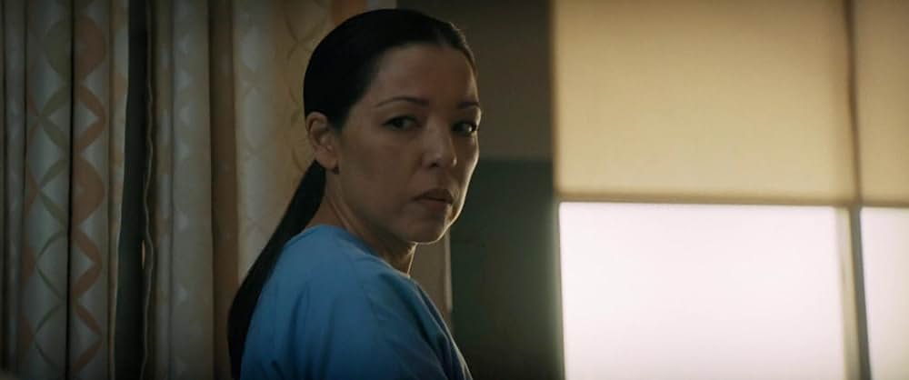 裸の銃を持つ男の画像