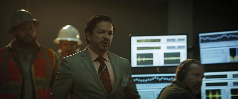 裸の銃を持つ男の画像