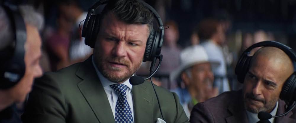 裸の銃を持つ男の画像