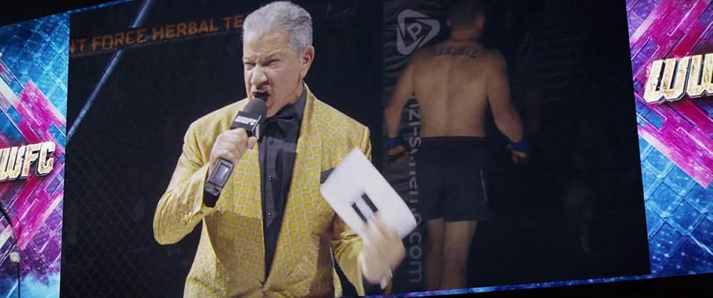 裸の銃を持つ男の画像