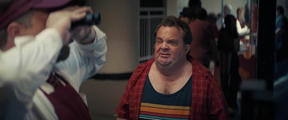 裸の銃を持つ男の画像