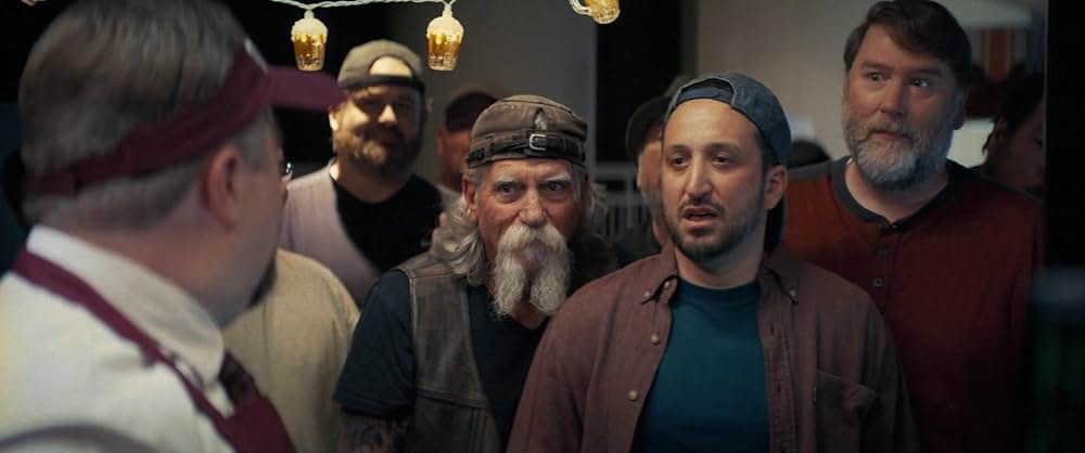 裸の銃を持つ男の画像